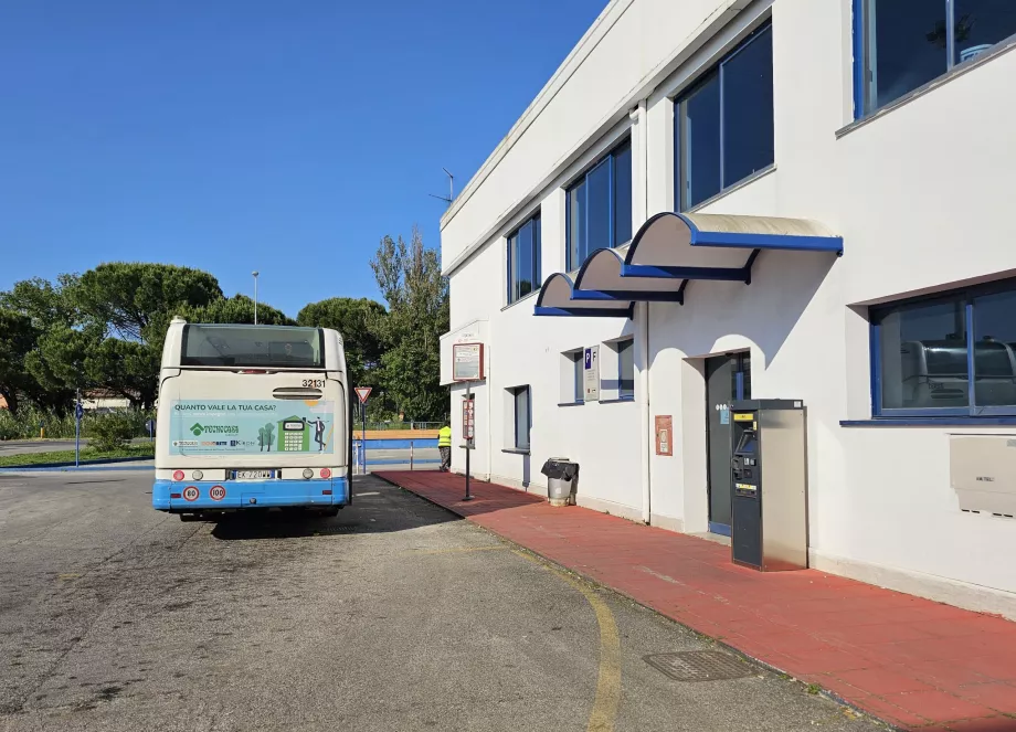 Autobusų stotelė su bilietų automatu