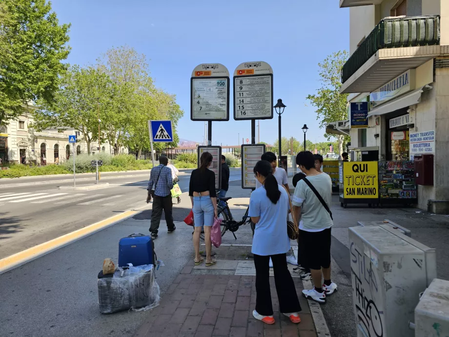 Autobusų stotelė oro uosto kryptimi prie pagrindinės geležinkelio stoties
