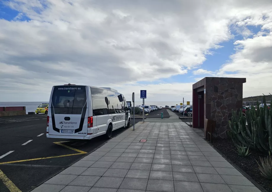 Autobusų stotelė priešais terminalą