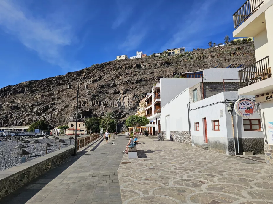 Playa Santiago promenada