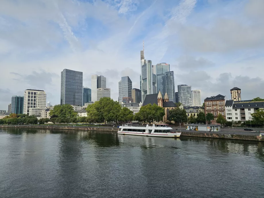 Vaizdas nuo Eiserner Steg į šiuolaikinį centrą
