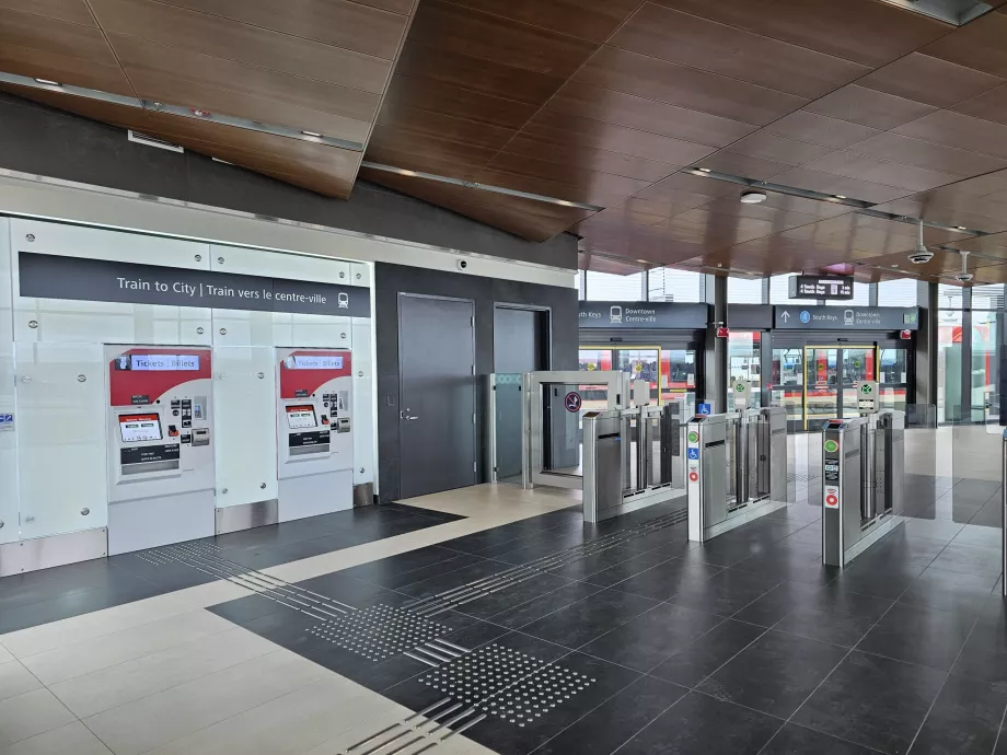 Bilietų automatai ir turniketai į traukinių stotį