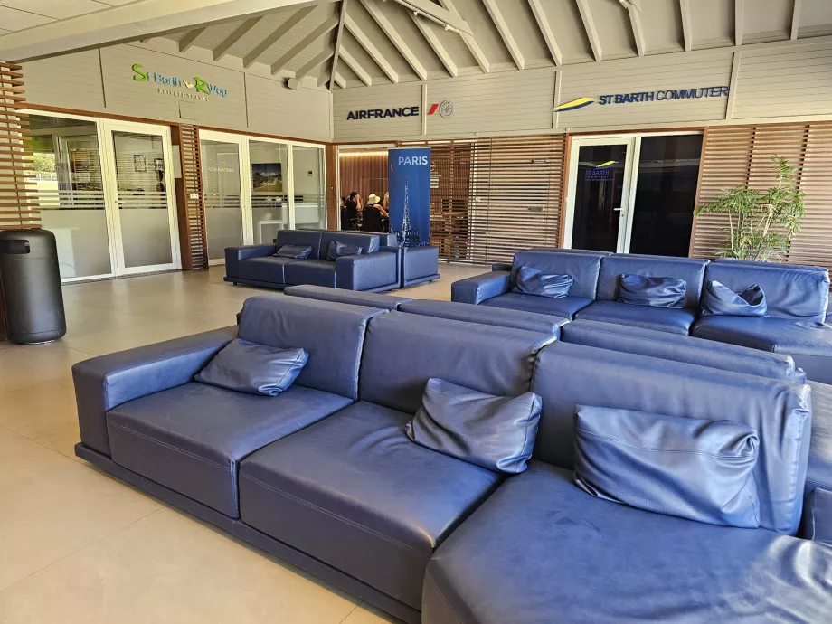 Laukimo salė pirmame aukšte, SBH oro uostas