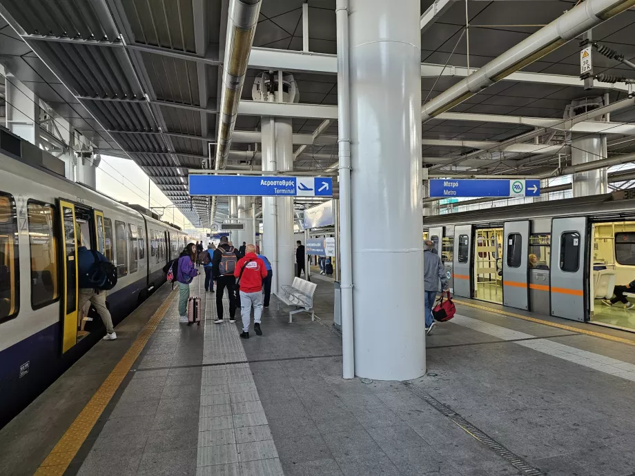 Kelių suskirstymas perone: kairėje - priemiestinis traukinys, dešinėje - metro