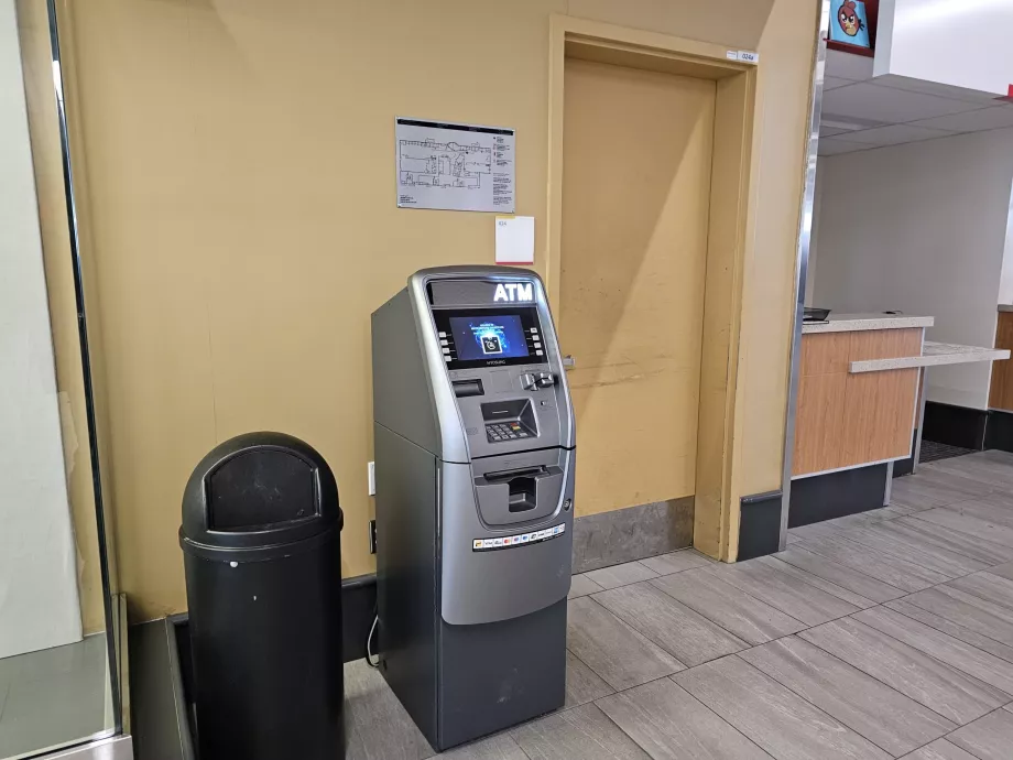 Bankomatas atvykimo salėje