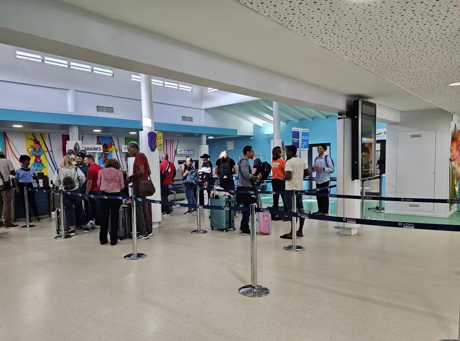 Vestibiulis su registracijos stalais