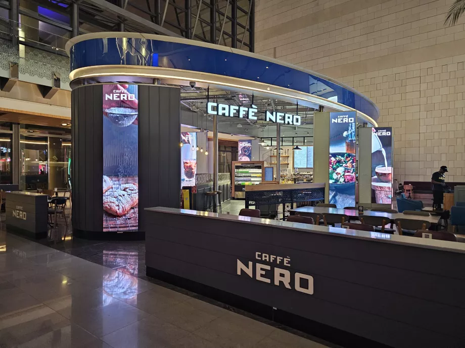 "Caffé Nero", atvykimas, viešoji erdvė