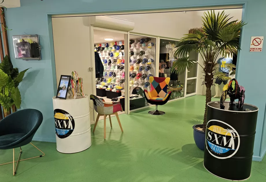 Suvenyrų parduotuvė viešojoje erdvėje