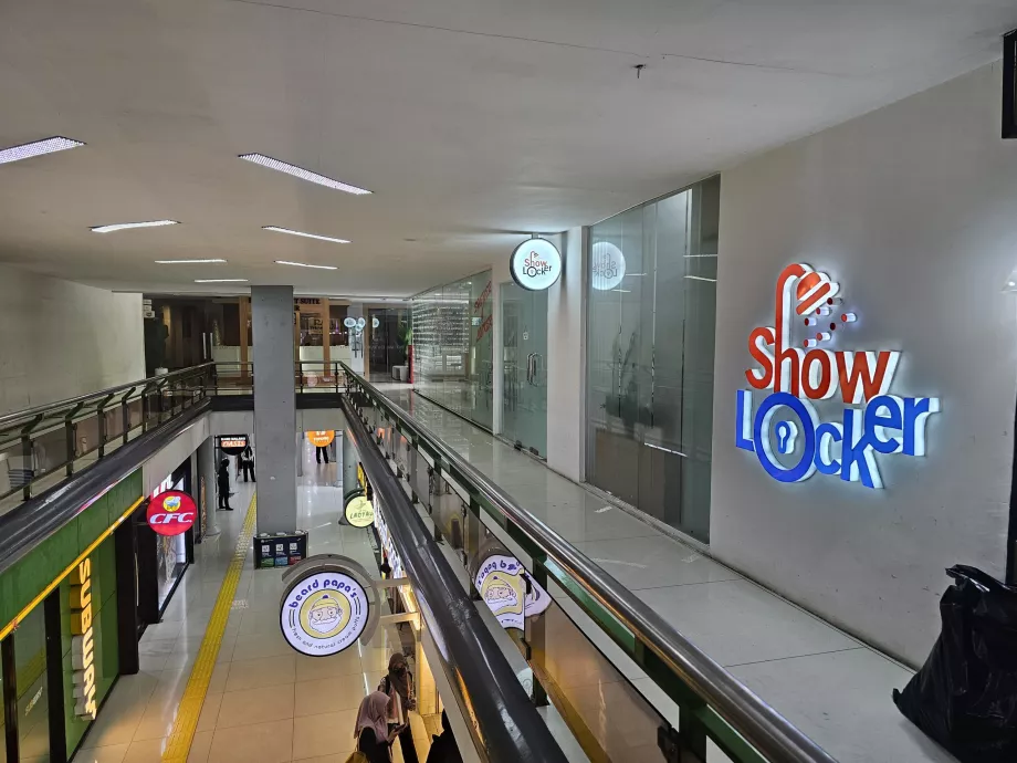 Dušai ir saugyklos Gambir stotyje