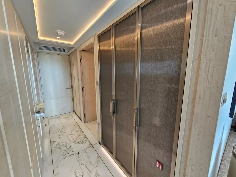 Kambario prieškambaris ir spintos