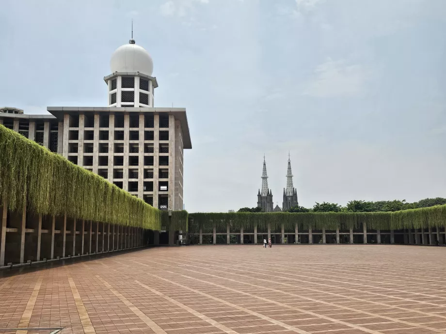 Istiqlal mečetė su katedra fone