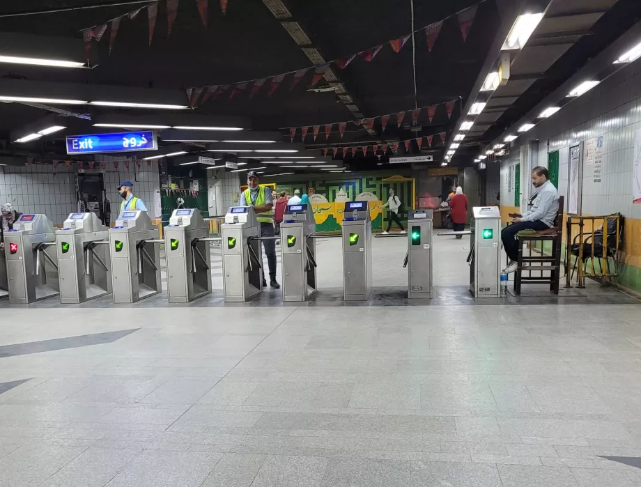 Turniketai prie įėjimo į metro