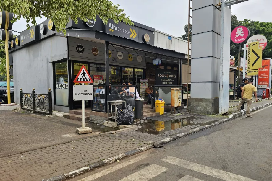 Minimarkets priešais oro uosto pastatą