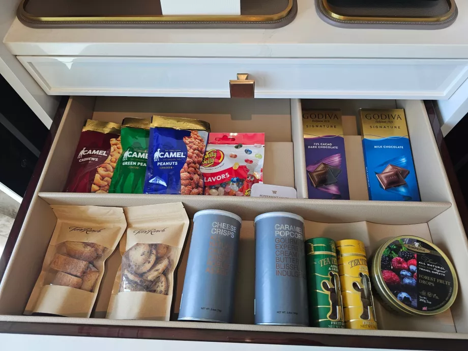 Sausainiai, šokoladas ir riešutai