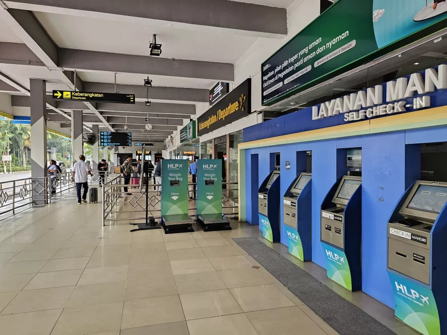 Savitarnos kioskai prie įėjimo į salę