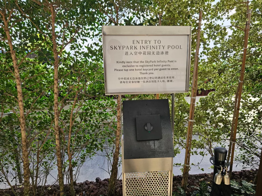 Kambarių kortelių skaitytuvas prie įėjimo į baseiną