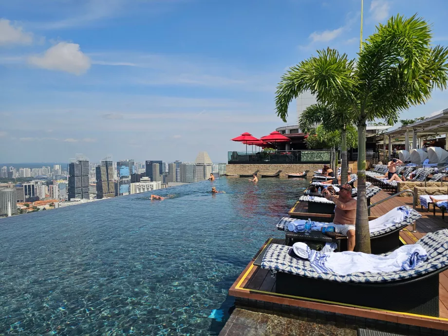 Ant stogo esantis baseinas ir saulės gultai