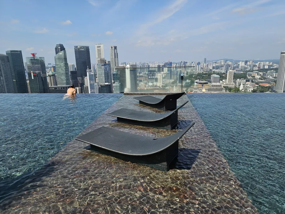 Ant stogo esantis baseinas ir saulės gultai