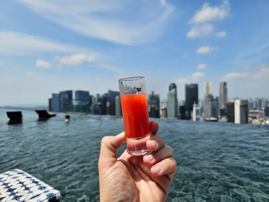 Nemokamas gėrimas prie baseino