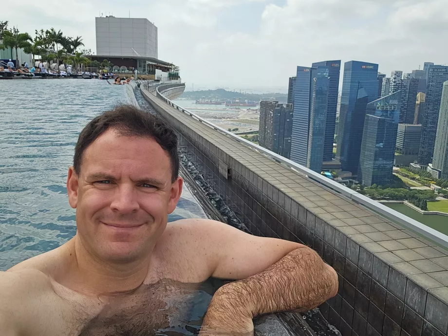Aš "Marina Bay Sands" stogo baseine