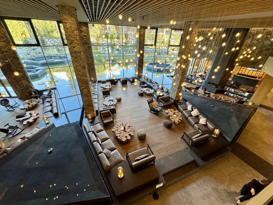 Vestibiulis su tvenkiniu Swissotel Damian Jasna