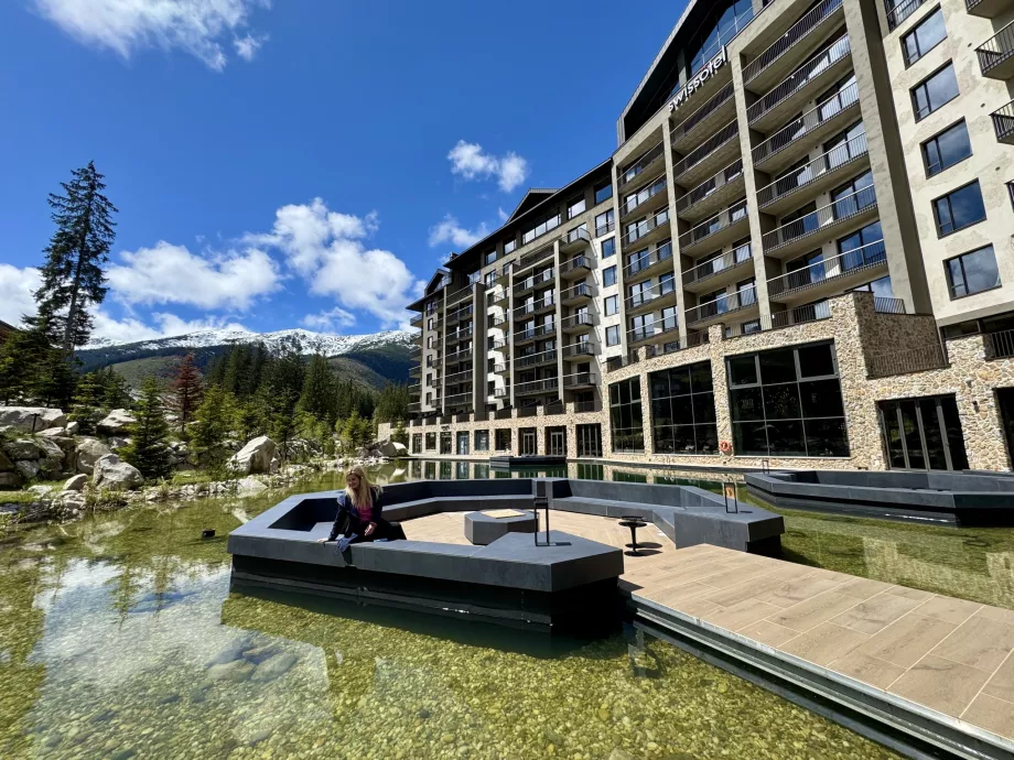 Lauko sėdimoji vieta prie tvenkinio