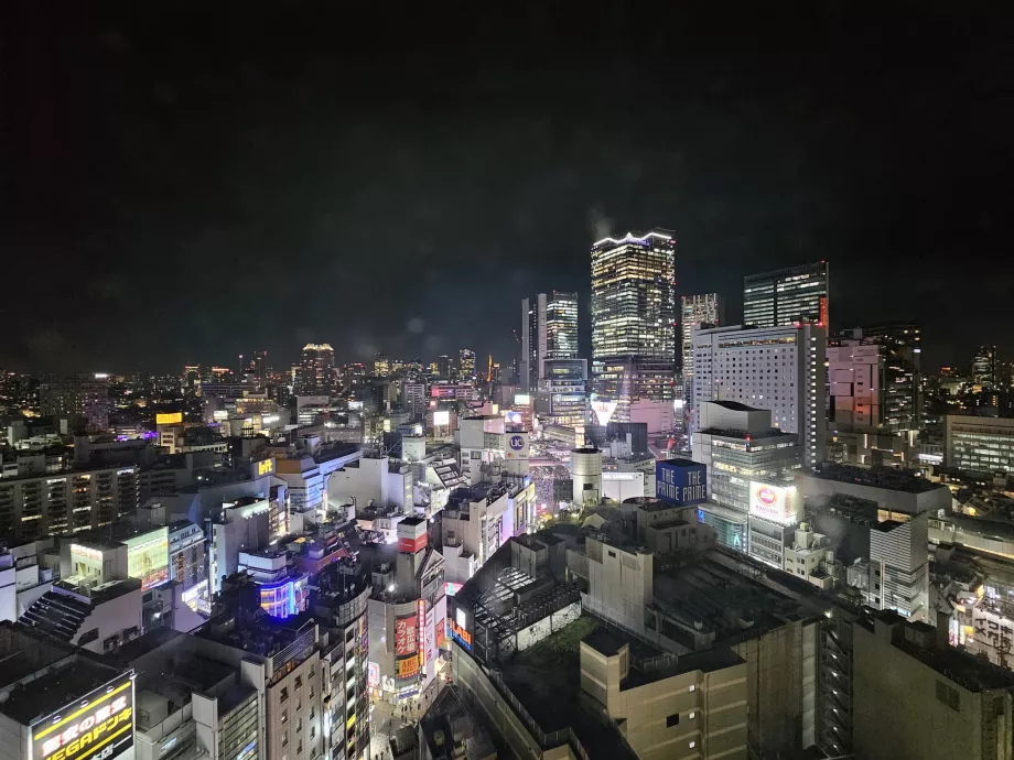 Vaizdas iš 18-ame aukšte esančio kambario naktį