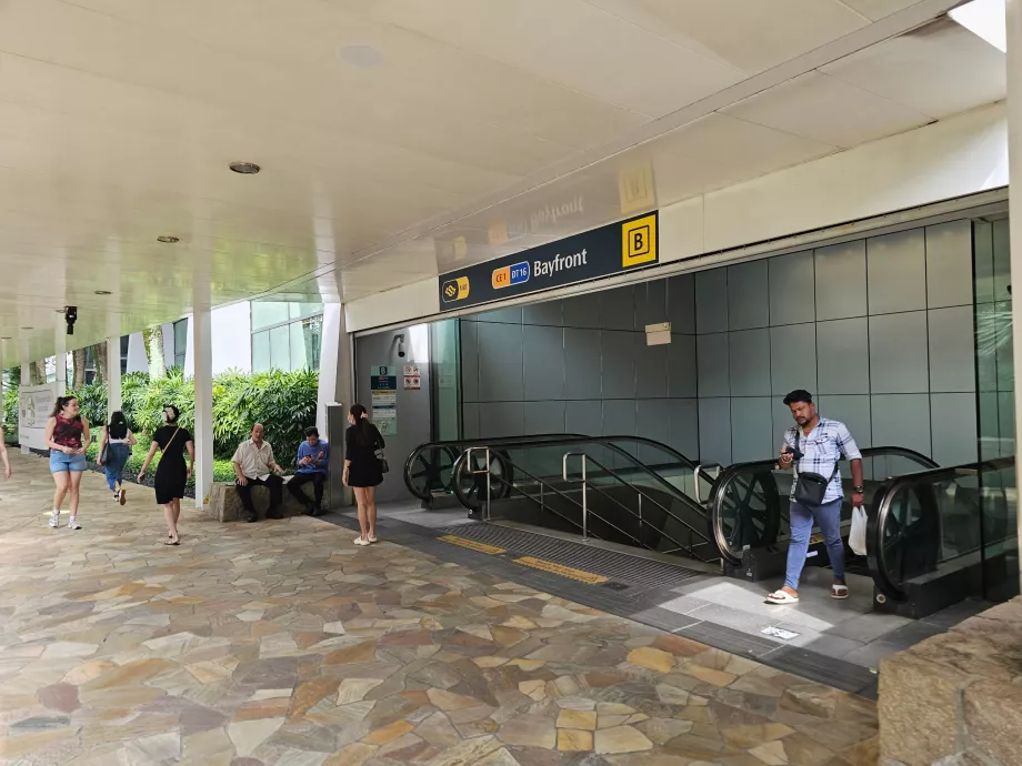 Šalia viešbučio esanti metro stotis "Bayfront