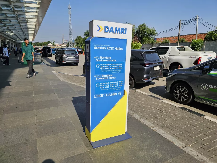 Autobusų tvarkaraštis iš CGK oro uosto į Halim stotį