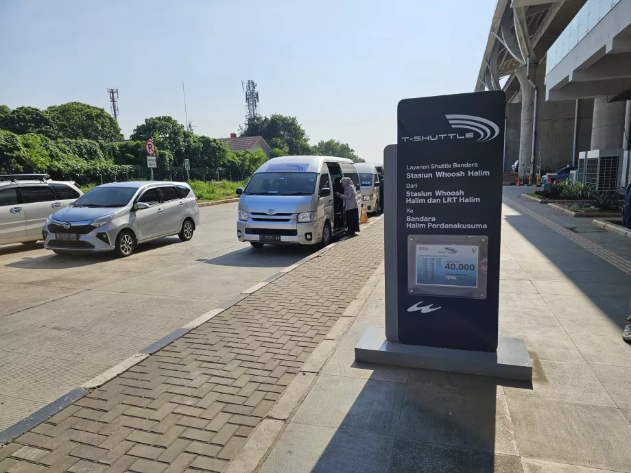 Halimo oro uosto autobusų stotelė priešais greitojo traukinio stotį
