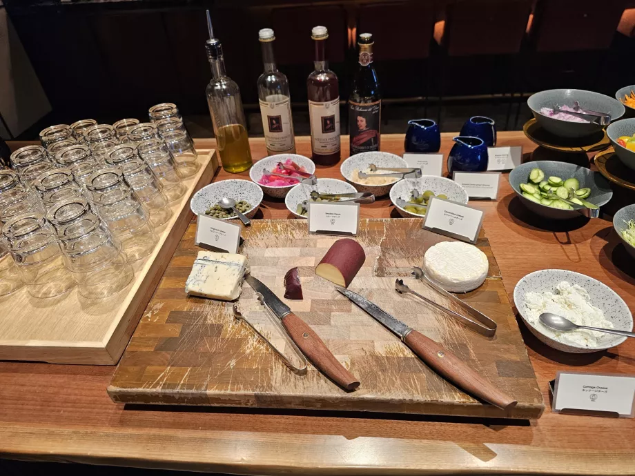 Pusryčiai - sūris, alyvuogės ir aliejus