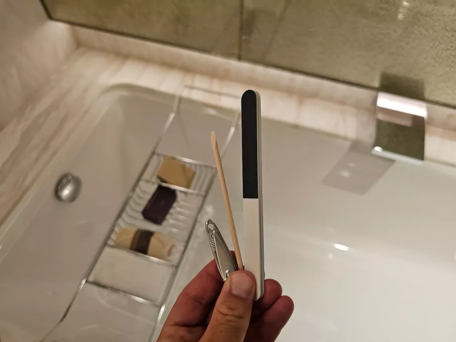 Nagų dildė ir nagų žirklės