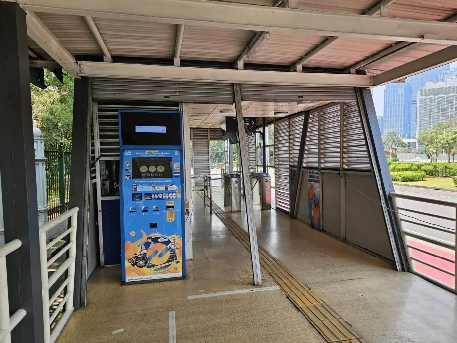 Bilietų pardavimas "TransJakarta" autobusų stotelėje