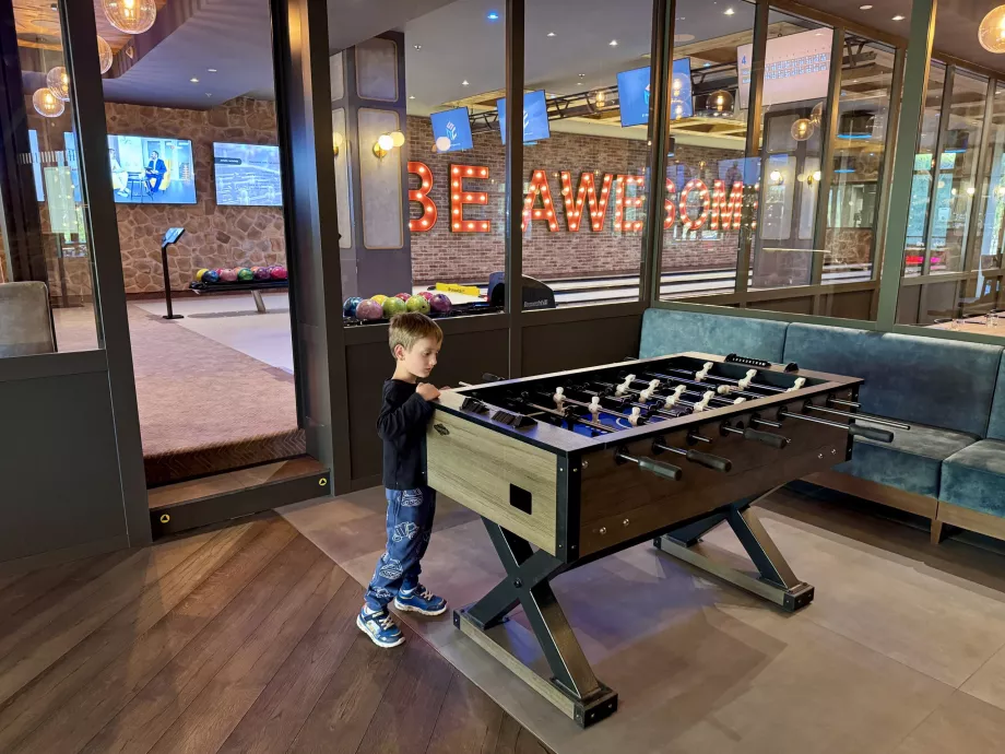 Stalo futbolas ir boulingas Snowbeere