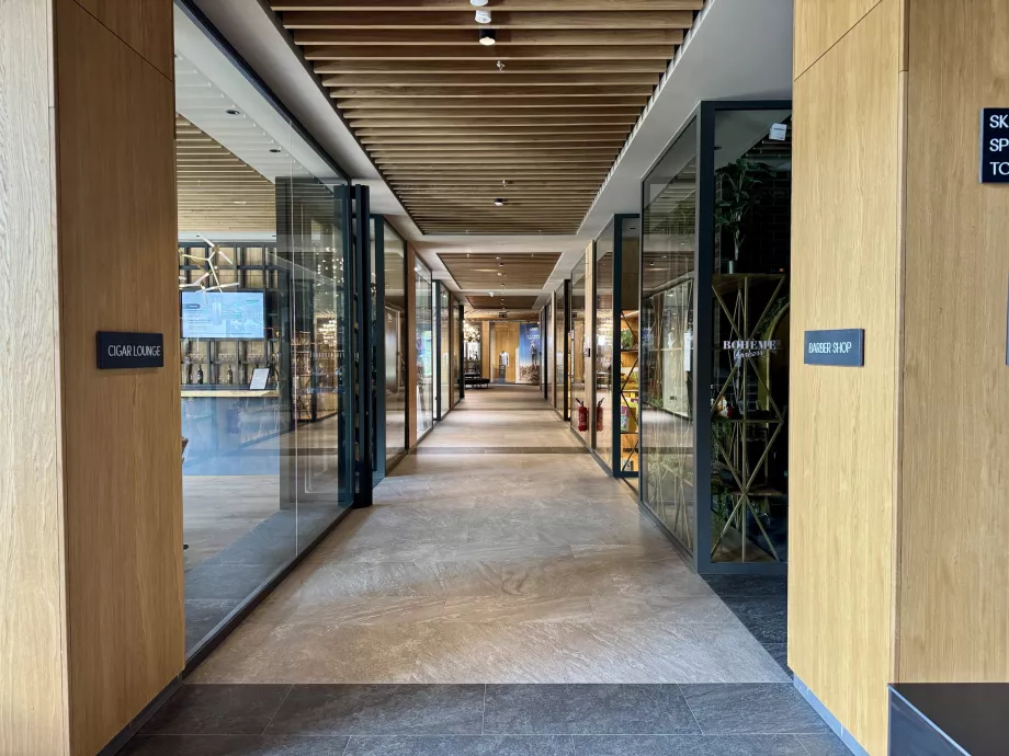 Koridorius su parduotuvėmis ir paslaugomis