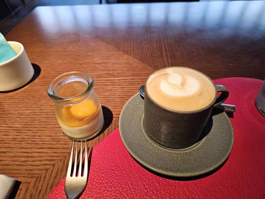 Pusryčiai - kapučino ir jogurtas