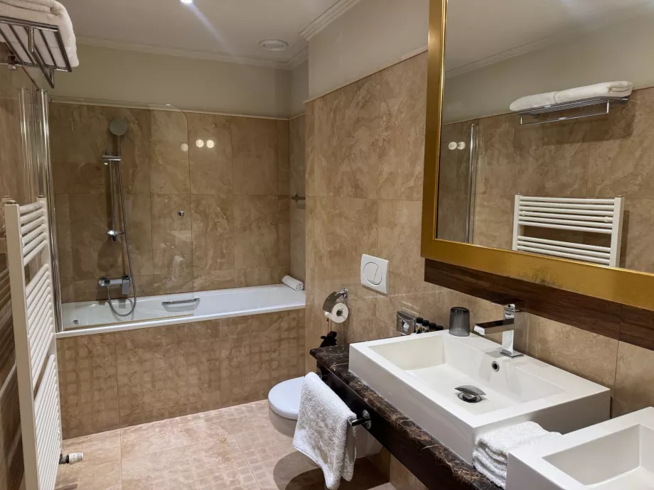 „Junior Suite“ kambario vonios kambarys