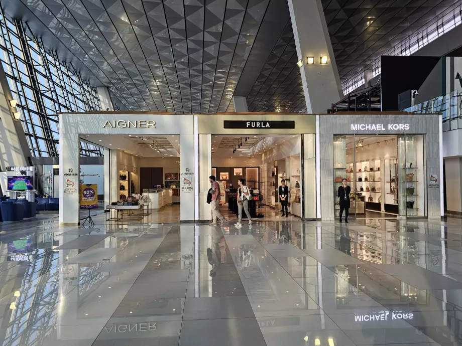 Parduotuvės tranzito zonoje, 3 terminale