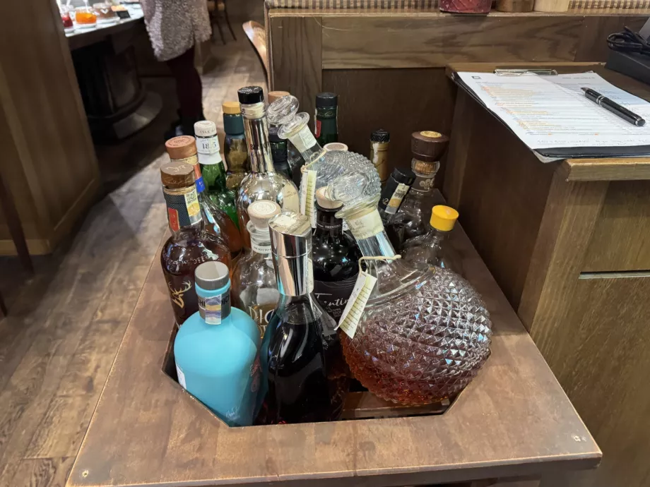 Pusryčiai, platus alkoholinių gėrimų pasirinkimas