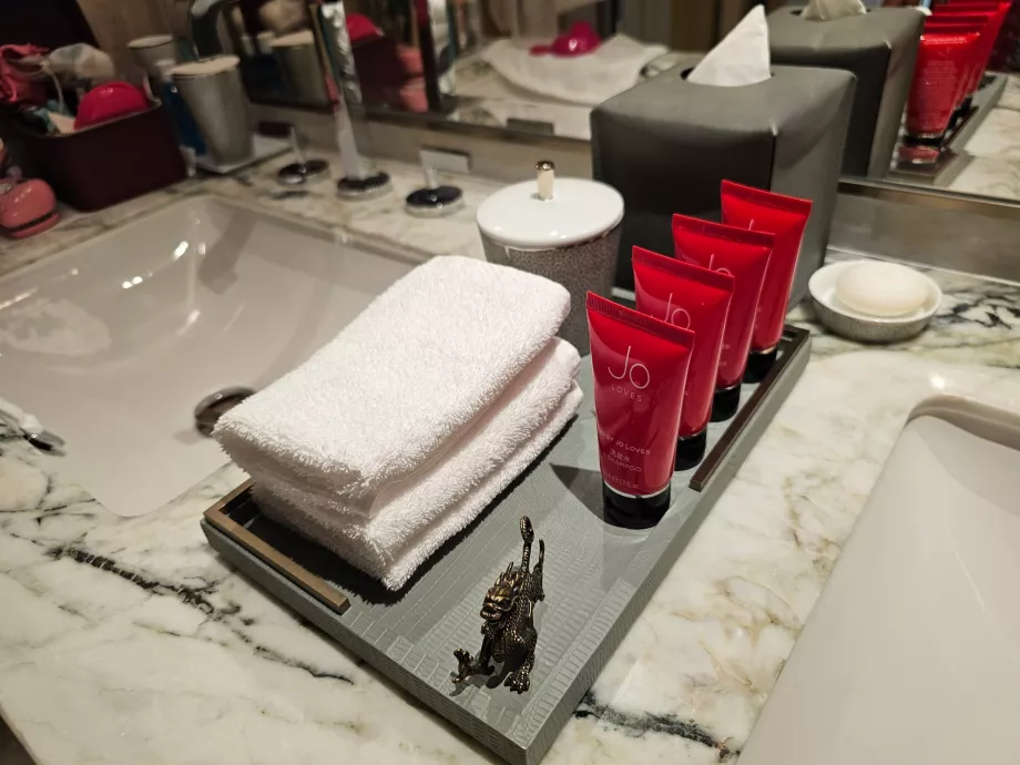 Jo šampūnai ir kremai kambaryje