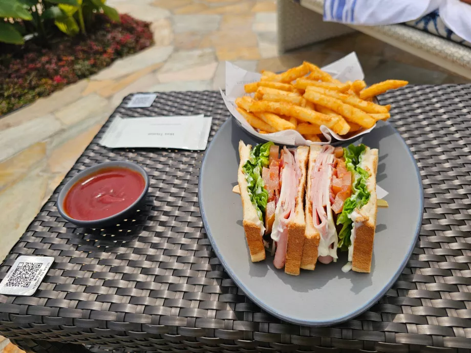 Užkandžiaukite prie viešbučio baseino