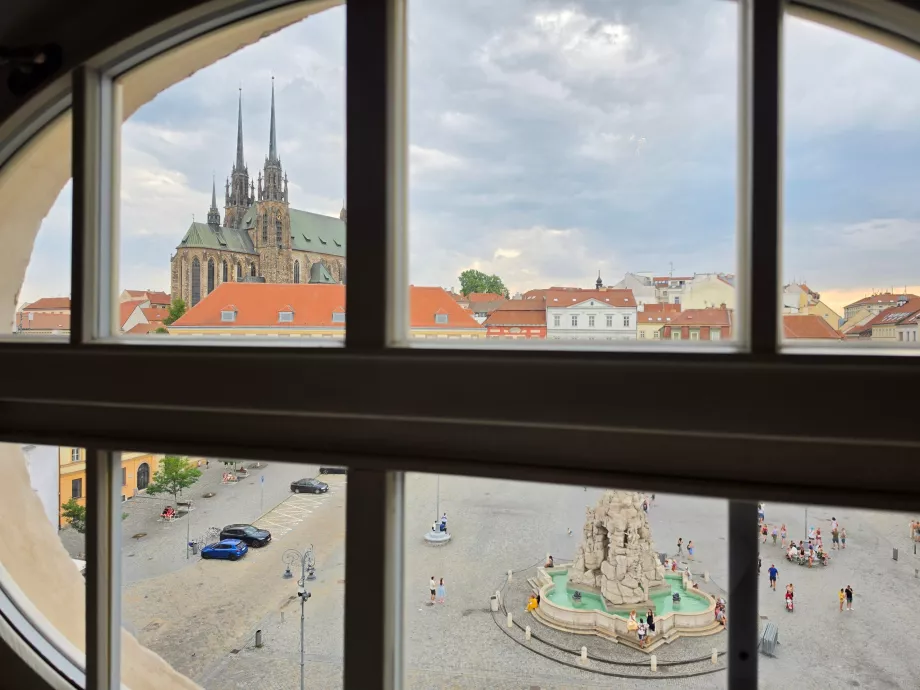Vaizdas pro langą į Zelný trh