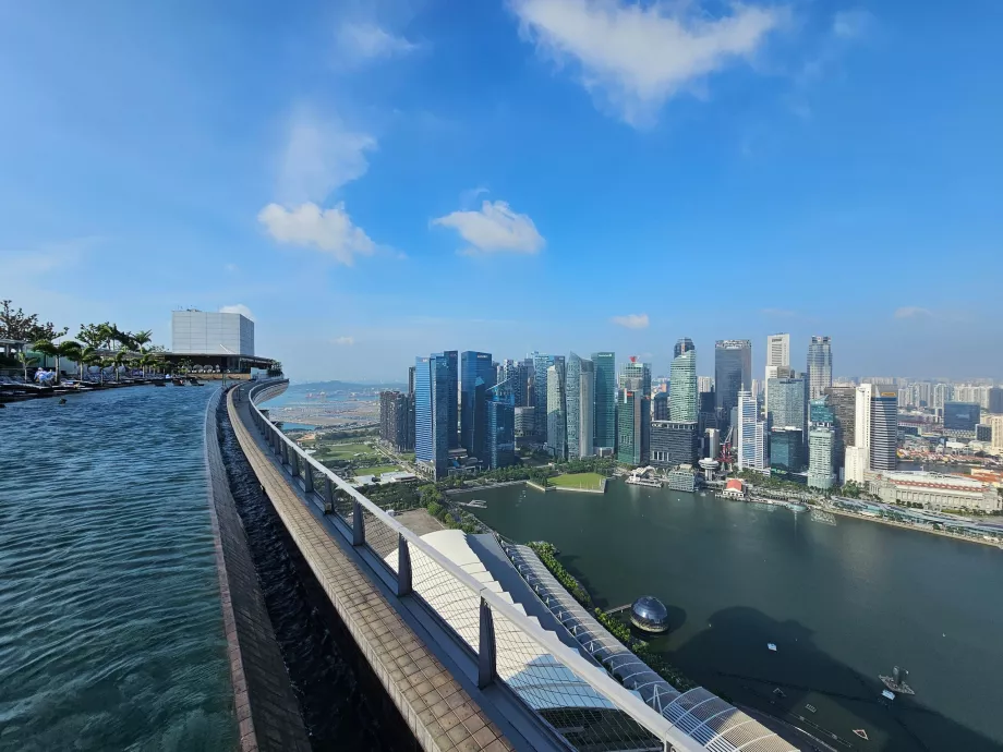 Vaizdas iš "Marina Bay Sands" stogo baseino