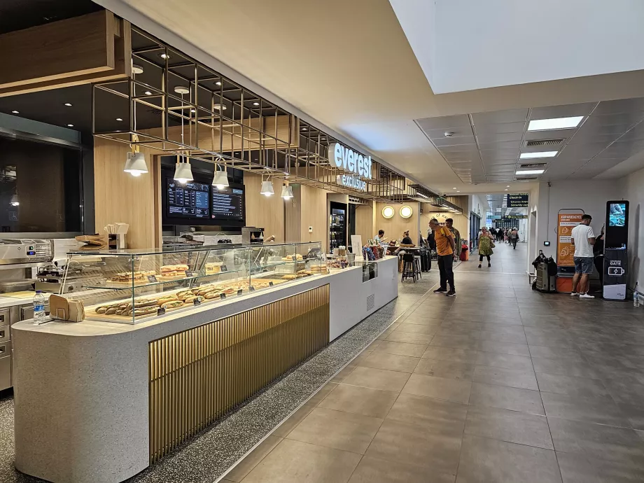 Everestas, CFU oro uostas