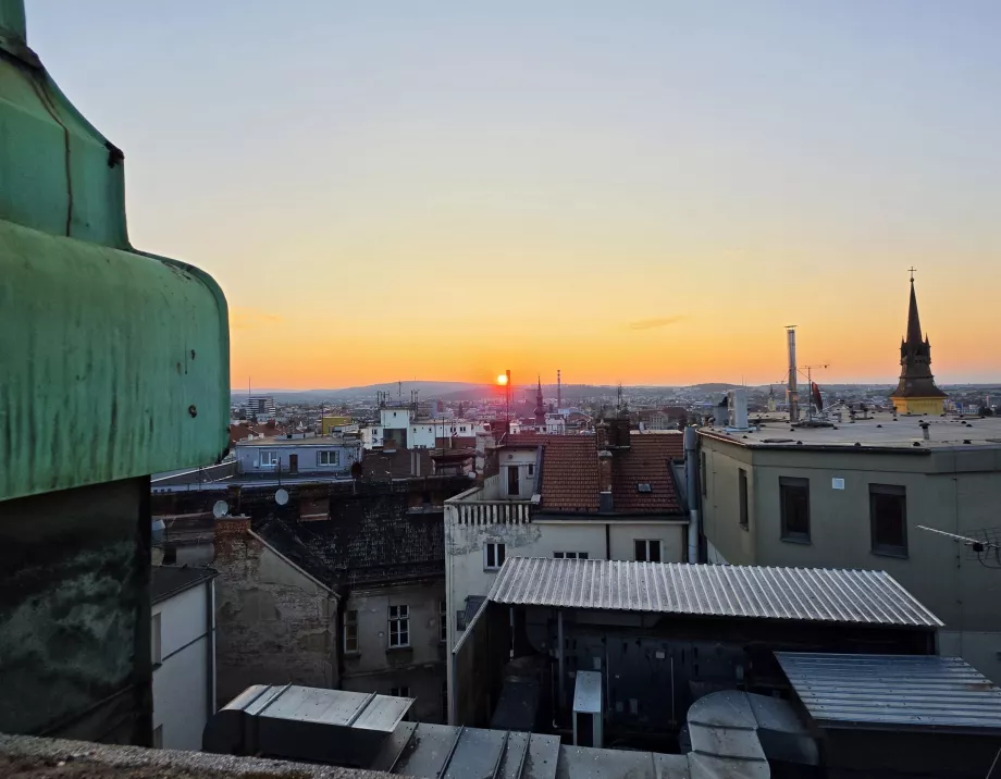 Saulėtekis virš Brno, matomas iš bokšto balkono
