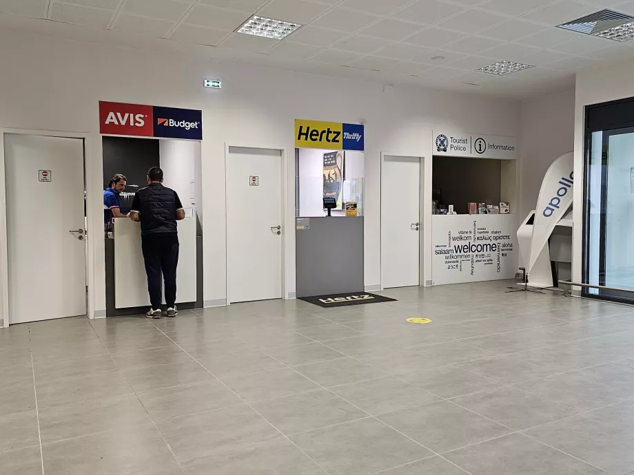 Automobilių nuoma atvykimo salėje