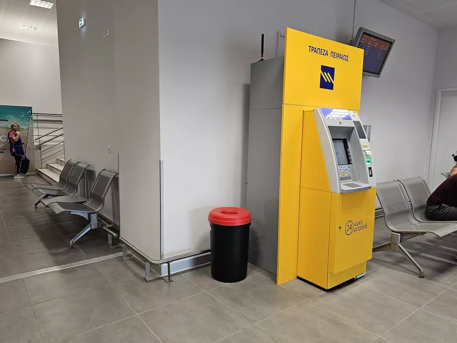 Bankomatas atvykimo salėje