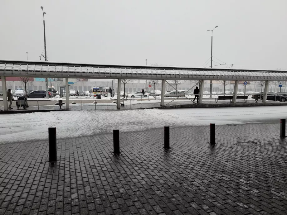 Troleibusų stotelės vaizdas nuo išėjimo iš terminalo (po pirmuoju stogeliu)