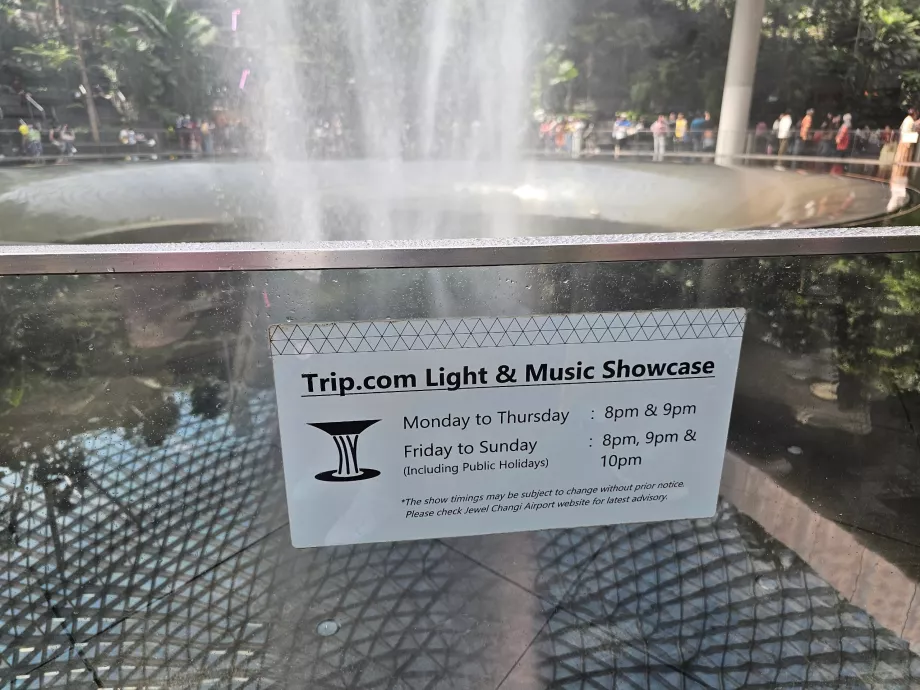 Šviesų šou prie krioklio Jewel mieste laikas