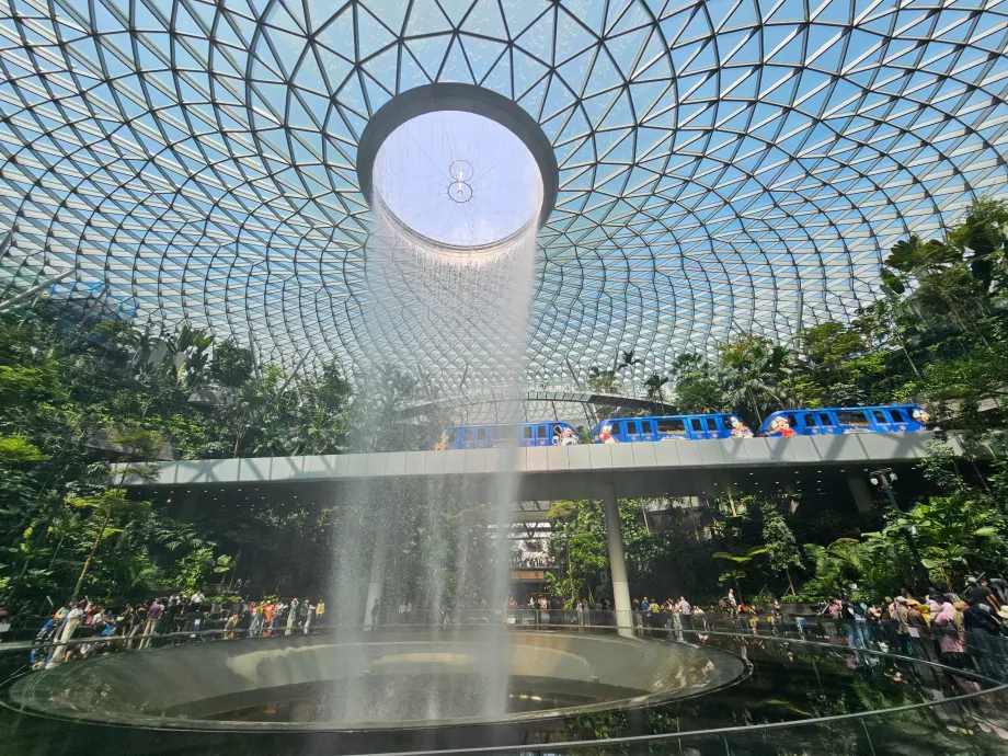 Krioklys ir traukinys JEWEL